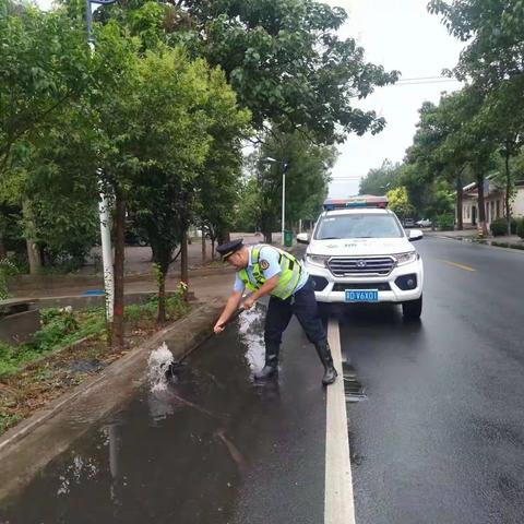 风雨中的交通路政人