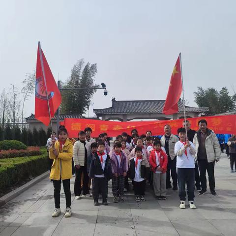 清明祭英烈 忠诚铸魂行 ——沙集乡贺桥小学校开展淮海战役纪念馆清明祭扫活动