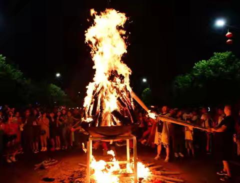 这里有一张黄龙夜市火把节邀请函，请您查收