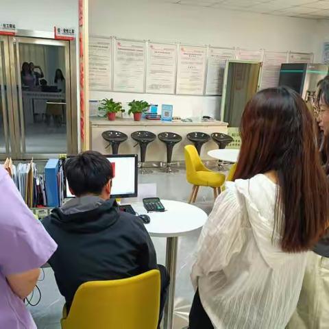 经九路社区工作人员观看垃圾分类市民讲堂第105期