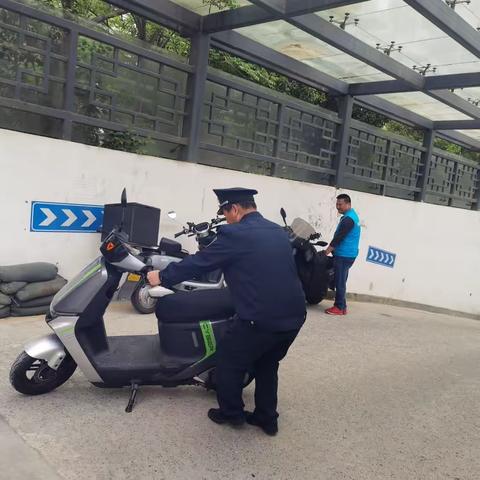 草滩街道长乐东苑第四社区网格长网格员开展消防安全隐患检查