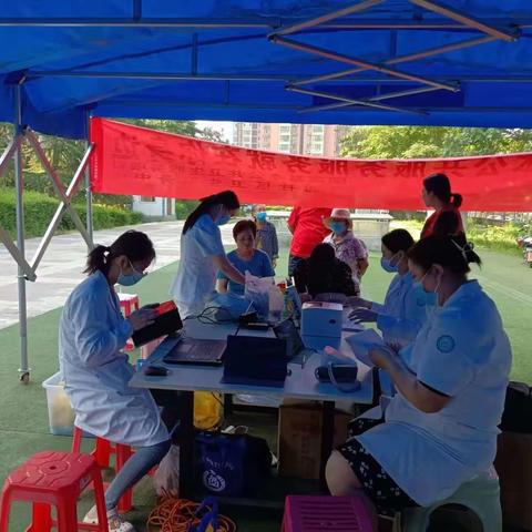 草滩街道草镇社区开展“义诊进社区，服务暖人心”活动