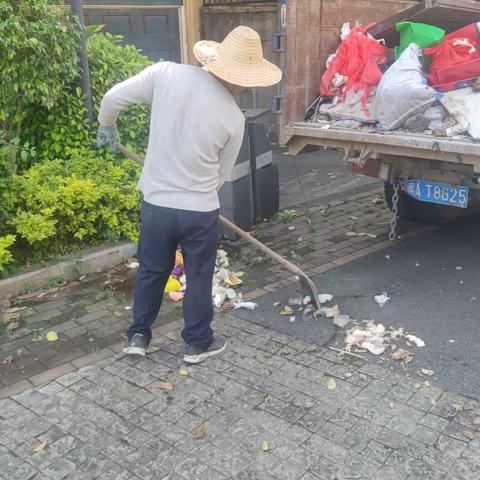 仁辉社区——清理陈年垃圾 营造优美人居环境