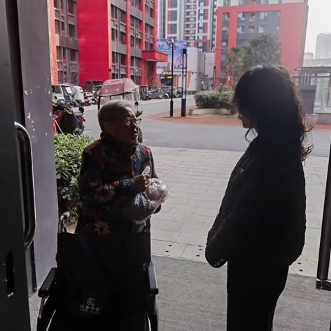 我为群众办实事 | |桃园一坊社区助老服务暖人心 老人喜送瓜子花生表感谢