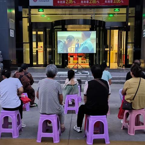 晋商银行运城分行营业部与客户共度浪漫七夕夜