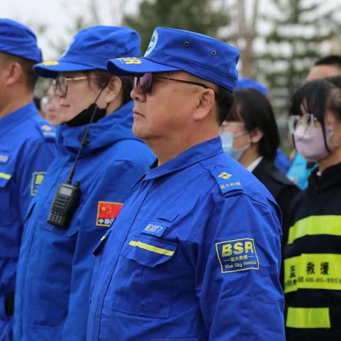 张家口蓝天救援市区队和张家口蓝天救援大学生队为张家口学院迷你马拉松保驾护航