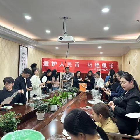 扇动知识 企业员工制作反假知识折扇