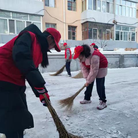 富华社区关工委开展“飞雪映流年 青春正芳华”扫雪除冰志愿服务活动