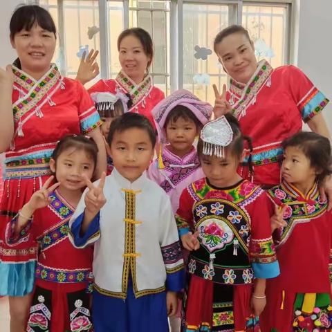 “壮美广西，浓情三月三”—2023年覃塘街道龙凤小学附设幼儿园庆祝三月三实践趣味活动