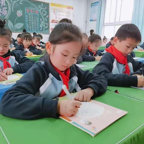 一笔一画书经典  暗香浮动沁心田             --阳光小学三六班举行硬笔书法比赛