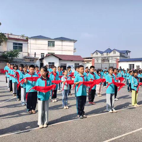 红领巾心向党，争做新时代好队员 ——龙泉小学少先队员入队仪式