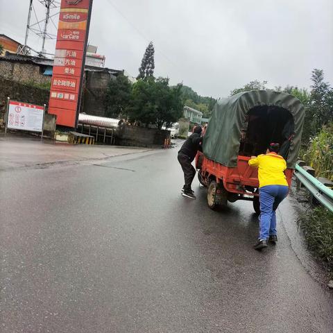 客户车辆在加油站外没有油无法行驶，广汇加油站员工主动帮客户把车辆推至加油站进行油品添加。