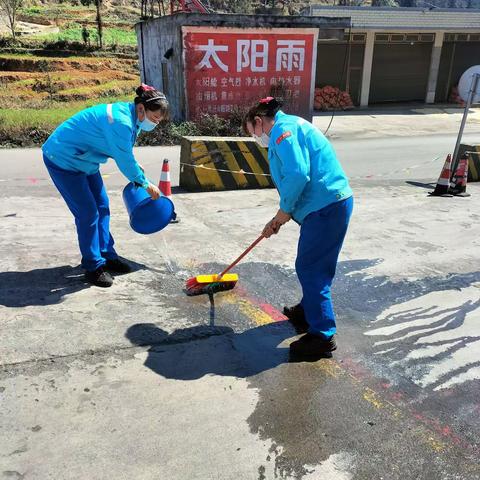 曲靖公司广汇加油站利用加油空余时间组织员工对进出站口和摩托车定点加油处禁火线进行清洁和重新刷漆。