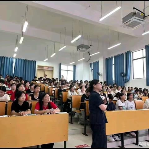 青春引航·心向阳光——崇仁县第二中学开展青春期恋情专题讲座