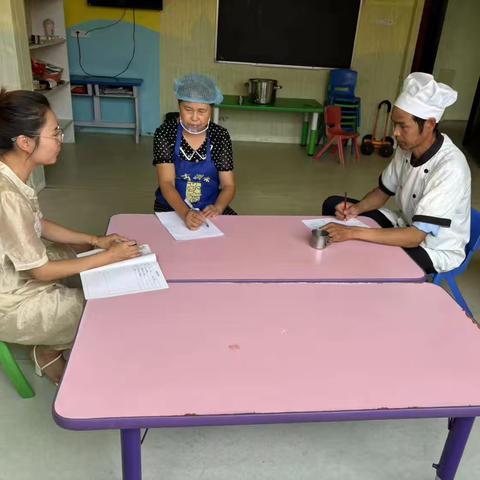 《筑牢安全防线，守护幼儿“食”城东童乐幼儿园食堂秋季开学食品安全知识培训》