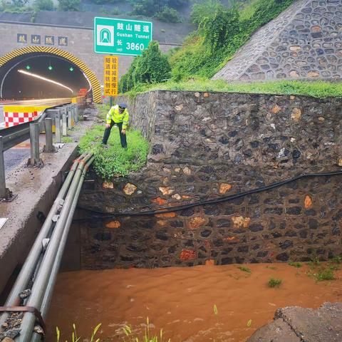 应对强降雨 | 市交通执法支队高速大队风雨坚守 全力保通保畅