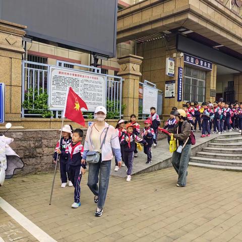 踏青出游 乐享春趣——实验小学203班春游活动