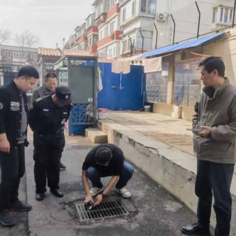 【社区动态】守护城市的“绿色心脏”，雨水篦子的细致检查