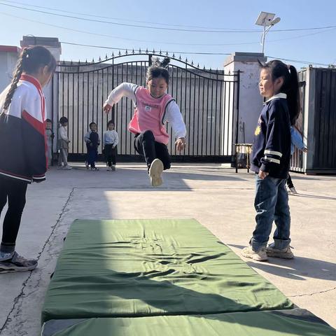 关爱学生 幸福成长--后塔子学校快乐运动