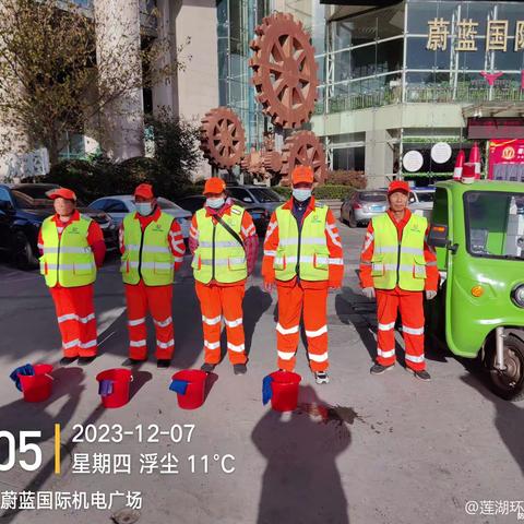 莲湖环卫集团                                               各项目部开展“大冲洗、大擦洗、大清理”活动