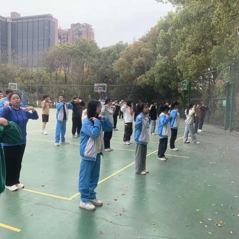 教学相长，展体育风采——体育课《羽毛球正反手握拍》