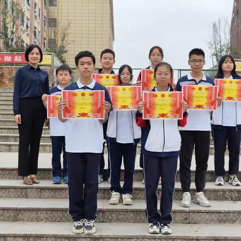 一班一世界，方寸教室展风采–记于都二中七年级“班级文化建设”评比