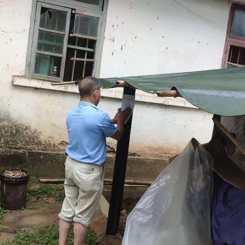 红明党支部开展党日活动，拆除居民乱搭乱建停放车辆的布蓬。