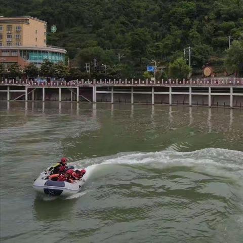 凤县大队岗坪路消防救援站组织开展水域救援实战演练