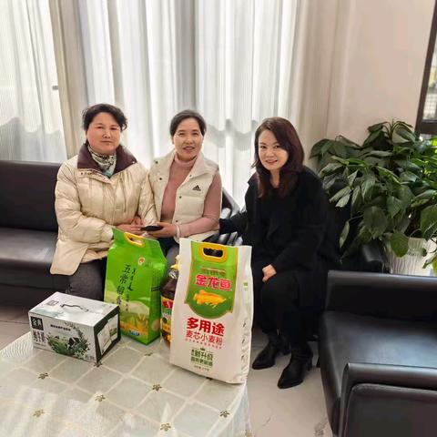 巾帼关爱行，传递“她”力量