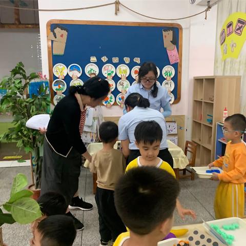 非常荣幸有机会参观贵校的幼儿园，特别感谢您们的热情招待。参观幼儿园，我深刻感受到了孩子们的纯真和活力。幼儿园里的环境非常温馨，