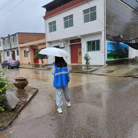 雨中道路积水巡查    加强汛期处置