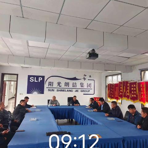 环卫工人双节坚守岗位 用无私奉献为祖国送祝福