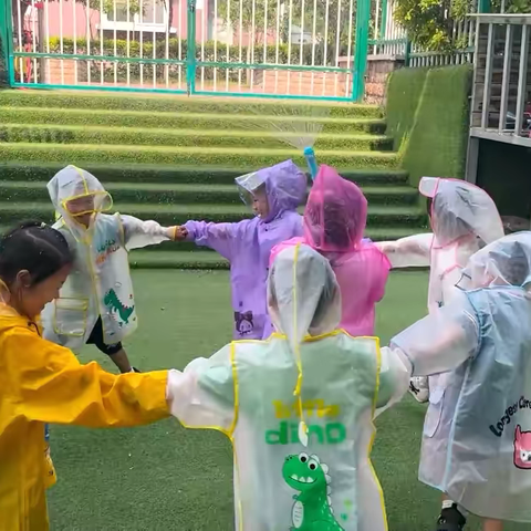 东城幼儿园小班级部主题五《玩玩乐乐》之《有趣的水》