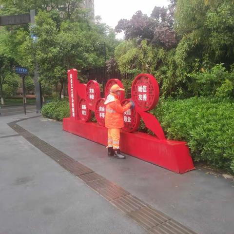 【航天基地城市管理和综合执法局】借雨巧作业 道路焕新颜