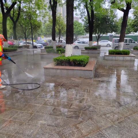 【航天基地城市管理和综合执法局】雨天洁城忙 环卫人员雨中的坚守