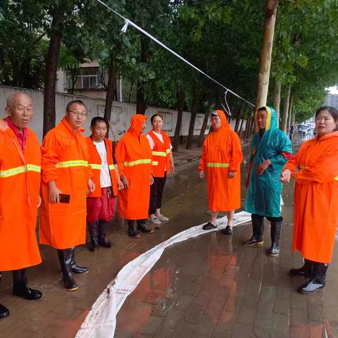 闻“汛”而动  雨后齐上阵 清淤保畅通