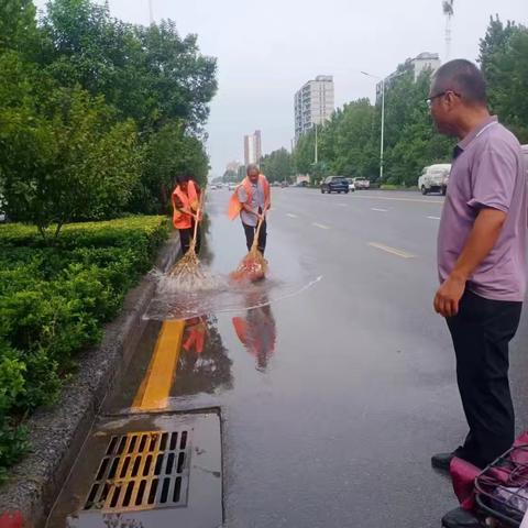 雨中坚守岗位的“环卫橙”