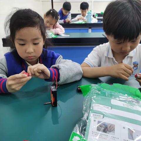 少华街小学一年级2班鲨鱼公园STEM主题课程《七色光》剪影