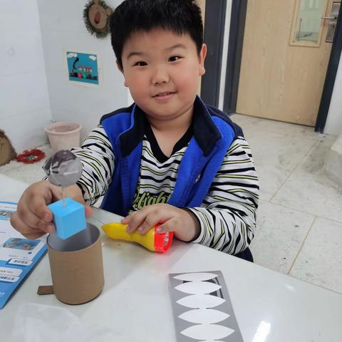 4月23日汉源小学2年级STEM主题课《神秘的月海》剪影