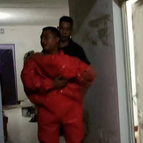 消除居民“烦心事”，网格员联手消防部门清除马蜂窝