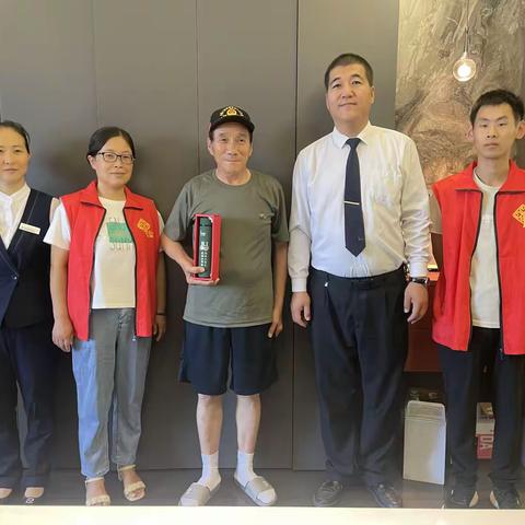 八一情暖老兵‖促膝长谈显尊崇  赠礼叙旧暖人心