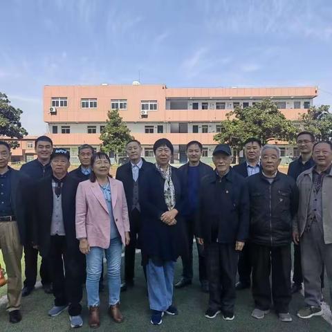 双墩初级中学召开退休教师座谈会