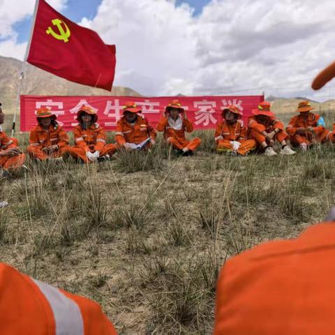 德令哈公路段开展“送安全知识到工区”和“安全生产大家谈”活动