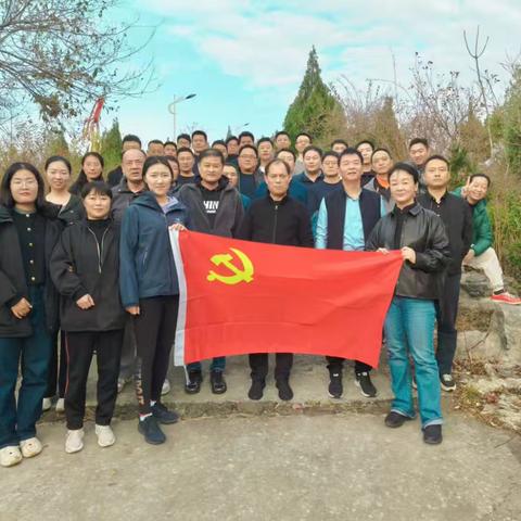 区纪委监委第二党支部组织开展“强健体魄、清风同行”徒步登山活动