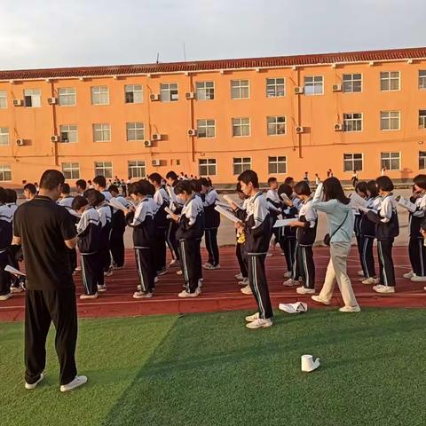 关爱学生，幸福成长——陪伴，随时都在（章里集中学的师生日常）