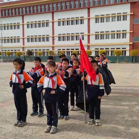 “小弯腰 大能量”——乌拉特后旗第三完全小学三(1)班地球日树林清障行动