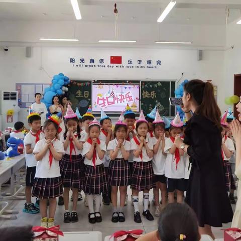 生日送祝福  情暖师生心——北大培文一（2）班