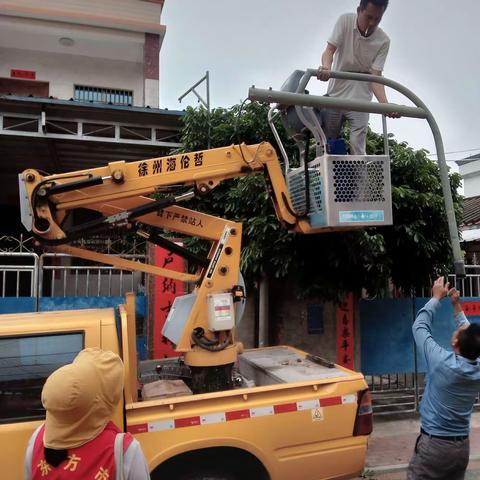 为群众办实事——维修路灯，安全出行