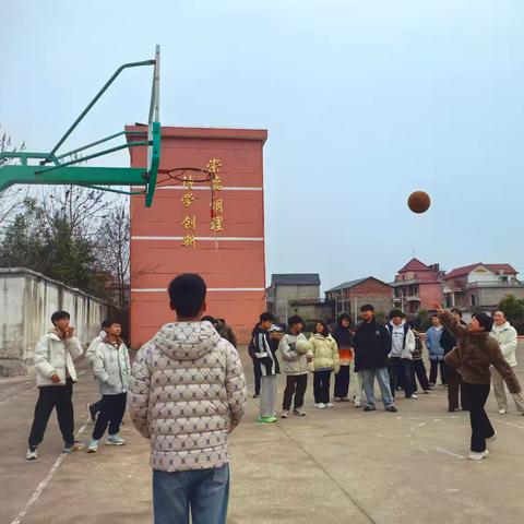 巾帼英姿跃篮下，杏坛玫瑰展风采——记沿沟中小学庆“三八”国际妇女节投篮比赛