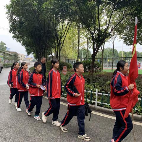 交流促提升 分享共发展———天门山镇芙蓉学校参观城区学校团队阵地